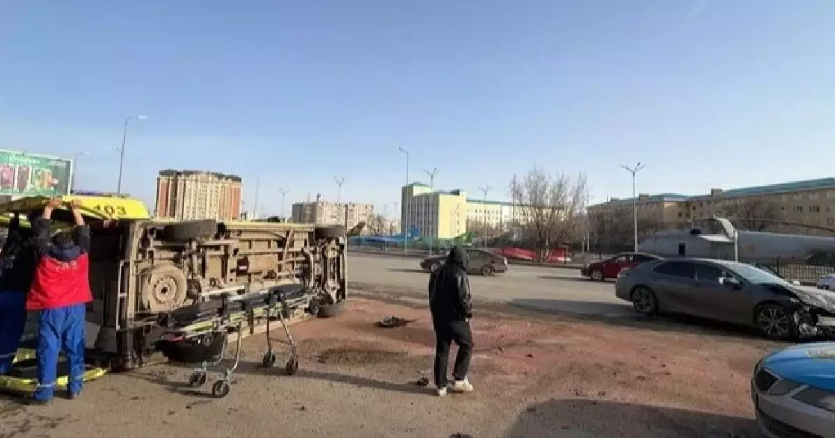  Ақтөбеде ішінде жүкті әйел бар жедел жәрдем көлігі аударылып қалды 