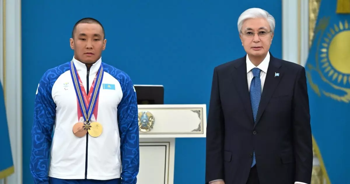  Тоқаев Паралимпиада ойындарының чемпионы Ербол Хамитовты марапаттады 