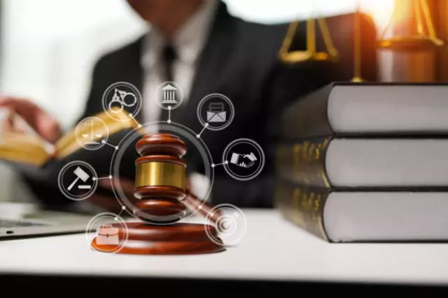 Өскеменде 16 жастағы қыз баланы пышақтап кетті: күдікті қолға түсті