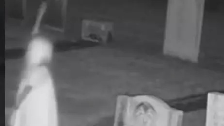 Түнде бейіт ішінде билеген елес қыздың бейнесі жұртты шошытты 