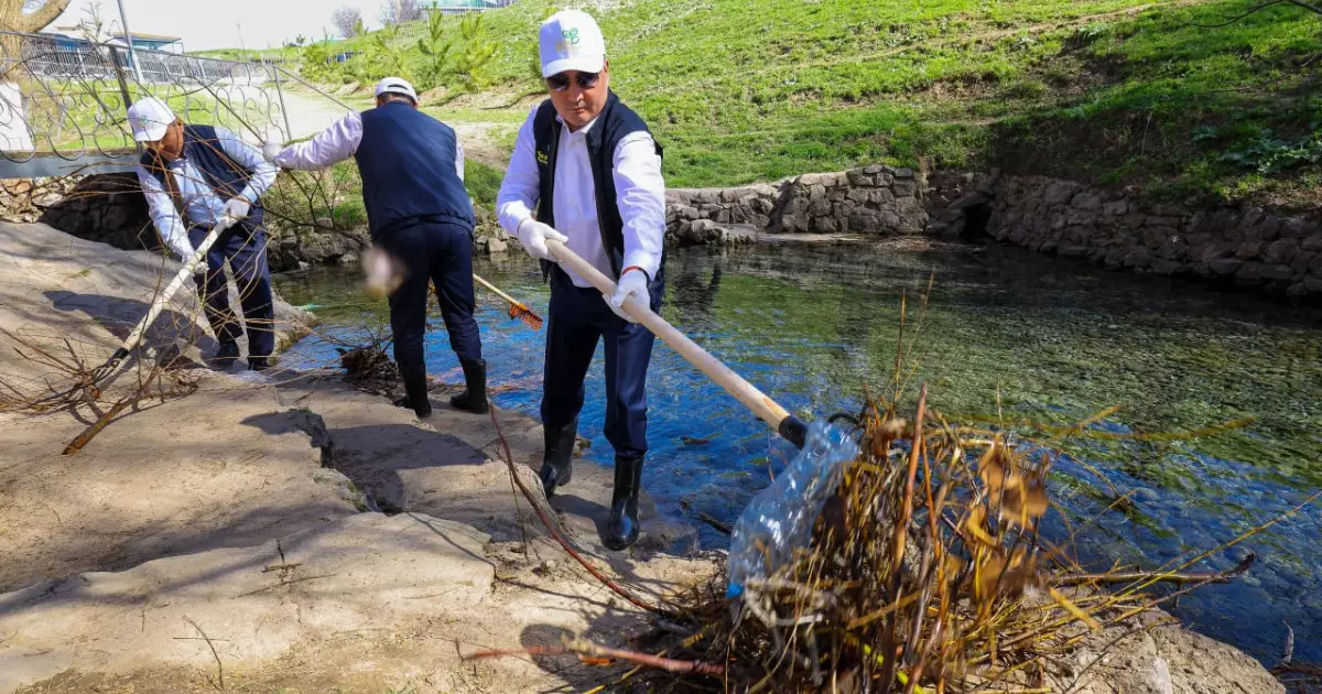  Олжас Бектенов Түркістан облысында «Мөлдір бұлақ» акциясына қатысты 