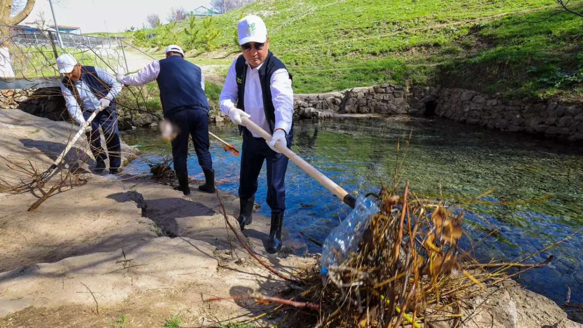 "Таза Қазақстан": Бектенов Түркістанда бұлақ тазалау акциясына қатысты