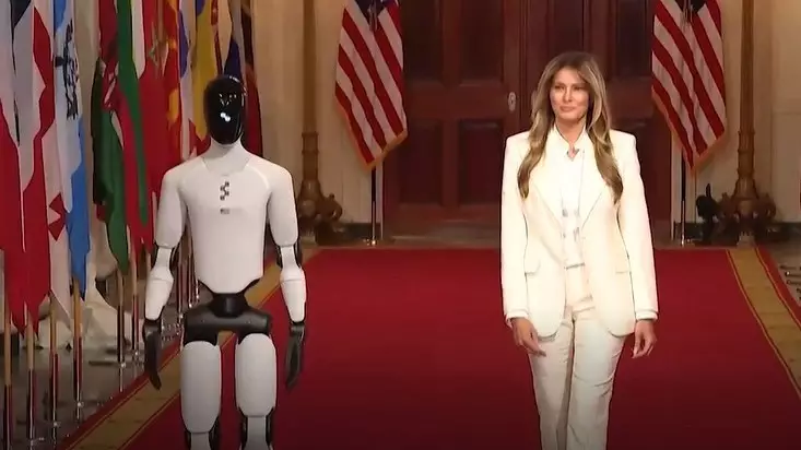 АҚШ-тың бірінші ханымы мен ЖИ-робот қызыл кілеммен жүріп өтті