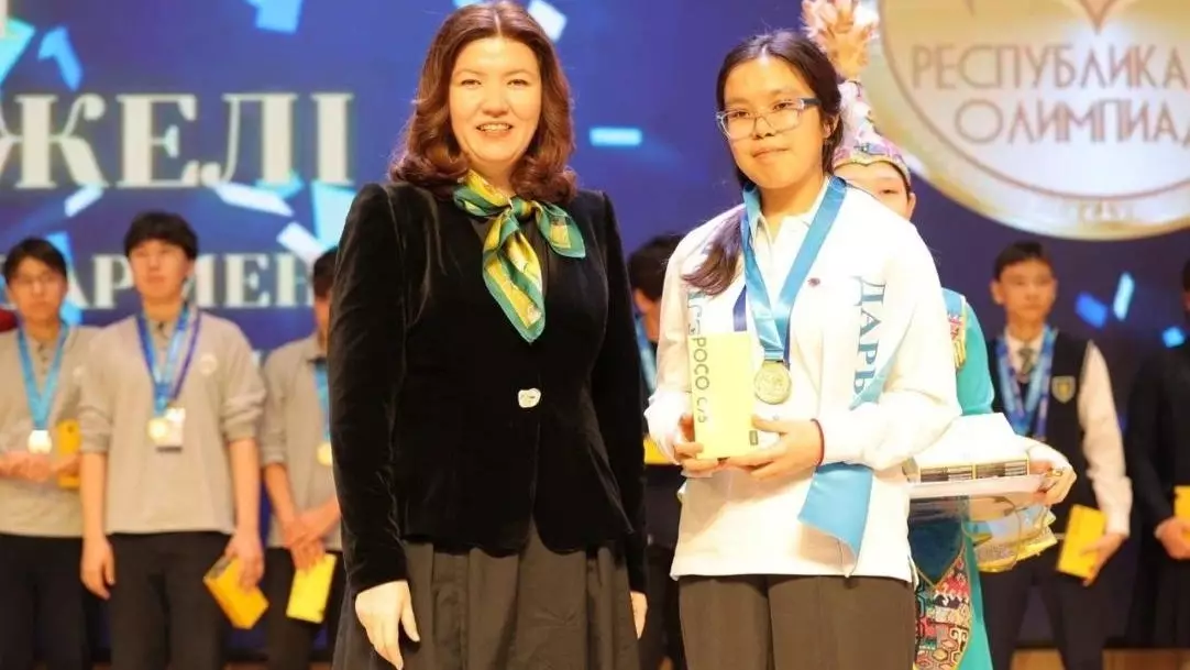 Түнгі 1-де қол қойған министр: Сүлейменова олимпиада жеңімпаздарын марапаттады