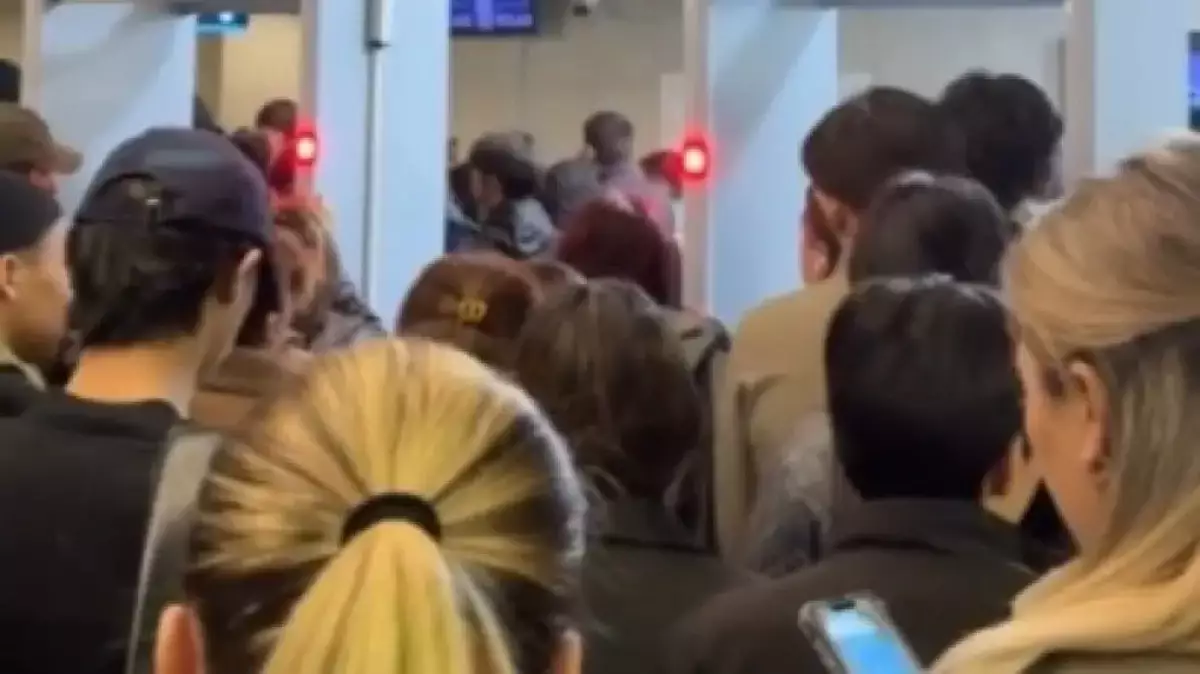 Алматы метросында жаңа турникеттер кептеліс туғызып, тұрғындар шағымданды