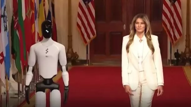 Первая леди США прошла по красной дорожке вместе с ИИ-роботом