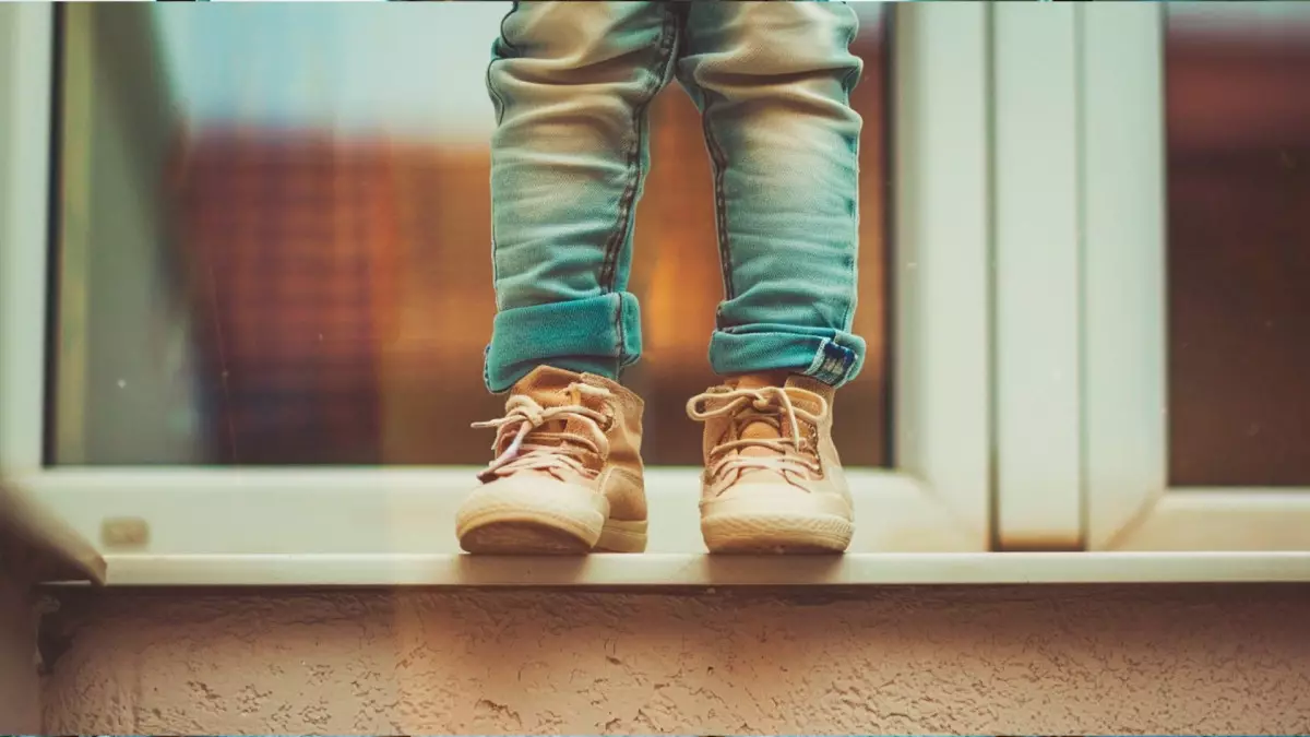 Қарағандыда 3 жасар бала терезеден құлап кетті