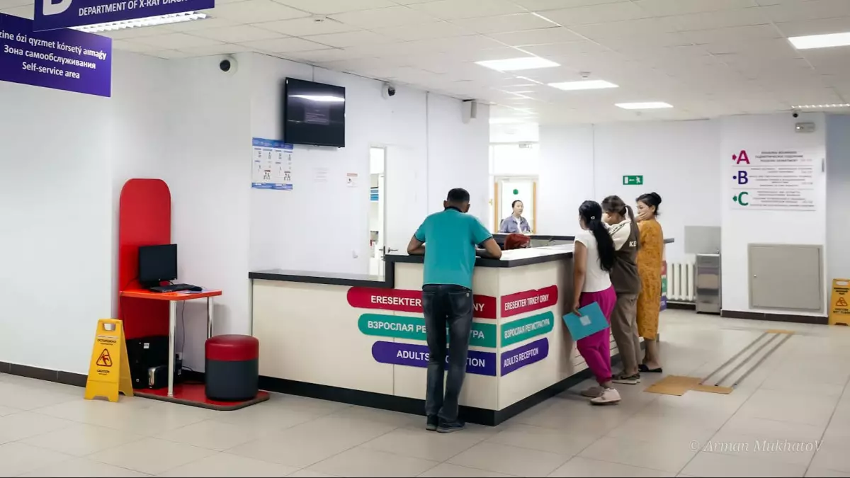 "Кедергі емес": Көзі нашар көретін Ардақ ауруханада еңбек етіп жүр