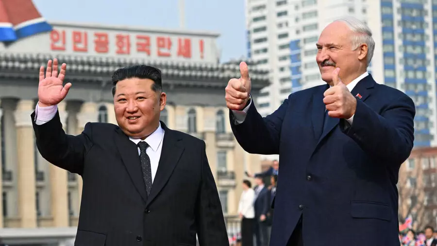 «Дұшпандар пайда болса, керек болар…»: Лукашенко Ким Чен Ынға мылтық сыйлады (ВИДЕО)