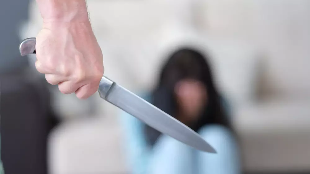 Өскеменде пышақ жарақатын алған 16 жастағы қыз құтқарылды