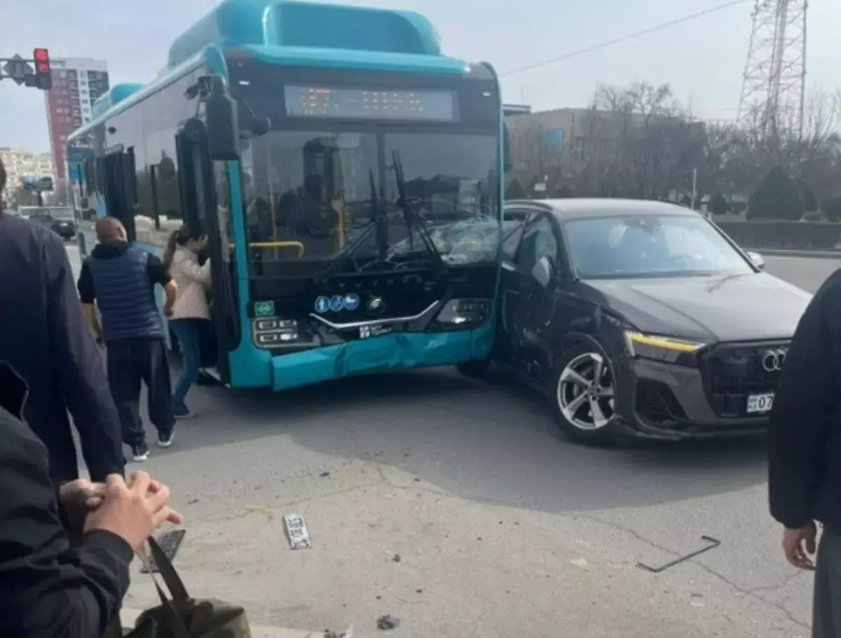 В Актау столкнулись автобус и автомобиль – пострадали пассажиры - новости на Lada.kz 26.03.2026