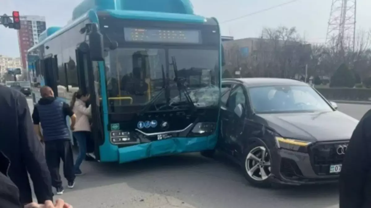 Ақтауда автобус пен жеңіл көлік соқтығысып, жолаушылар жарақат алды