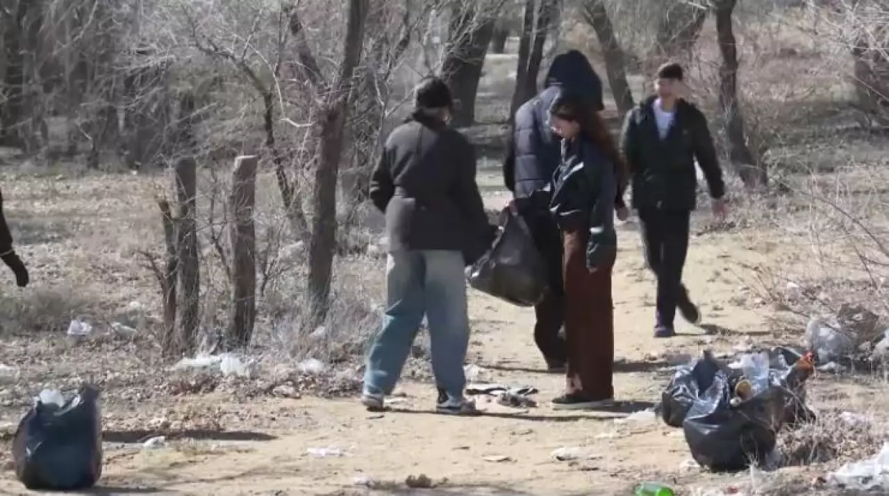 Жезқазғанда студенттер көл жағалауын тазалады