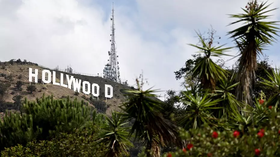 Совет округа Лос-Анджелес проголосовал за анализ влияния слияния Paramount и Warner Bros. Discovery на рабочие места.