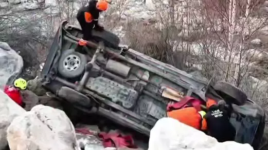 Алматыда жеңіл көлік өзенге түсіп кетті