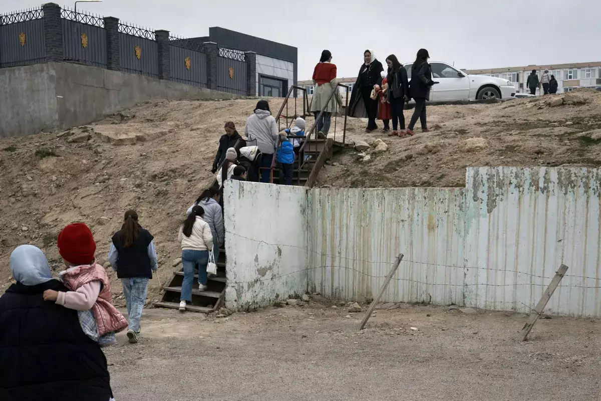 «Позорище и только»: жители Актау жалуются на аварийную лестницу - новости на Lada.kz 26.03.2026