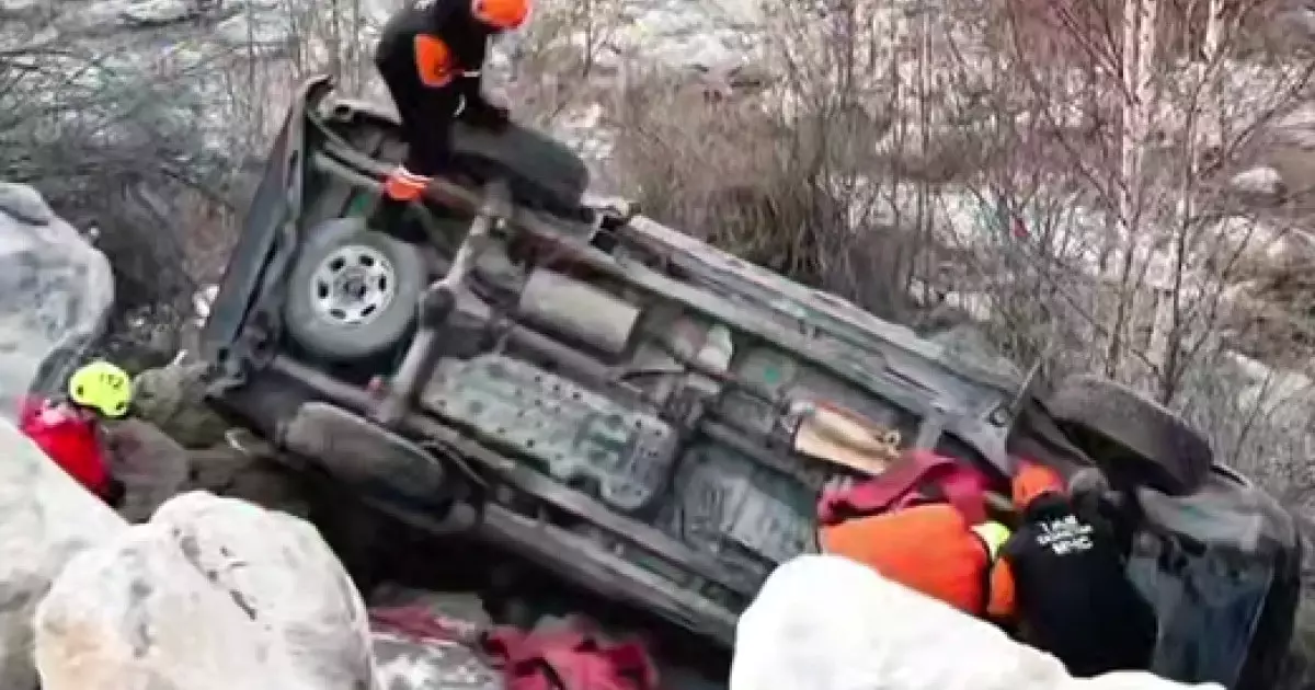  Алматыда жеңіл көлік өзенге түсіп кетті 