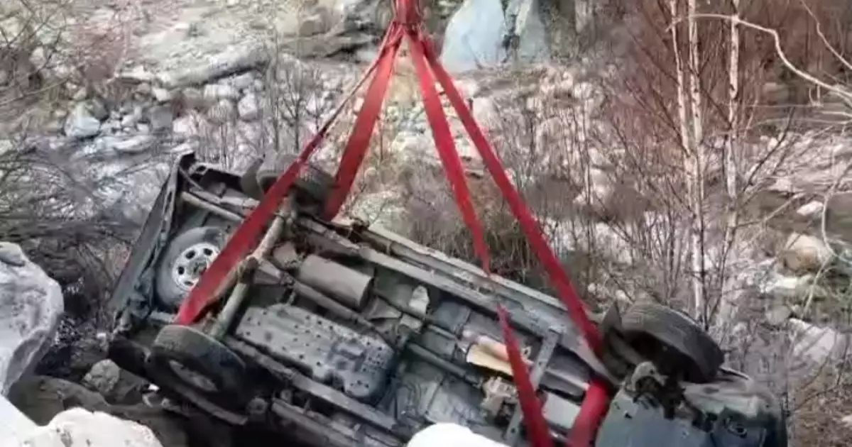   Алматылық құтқарушылар өзенге құлап кеткен көлікті алып шықты   