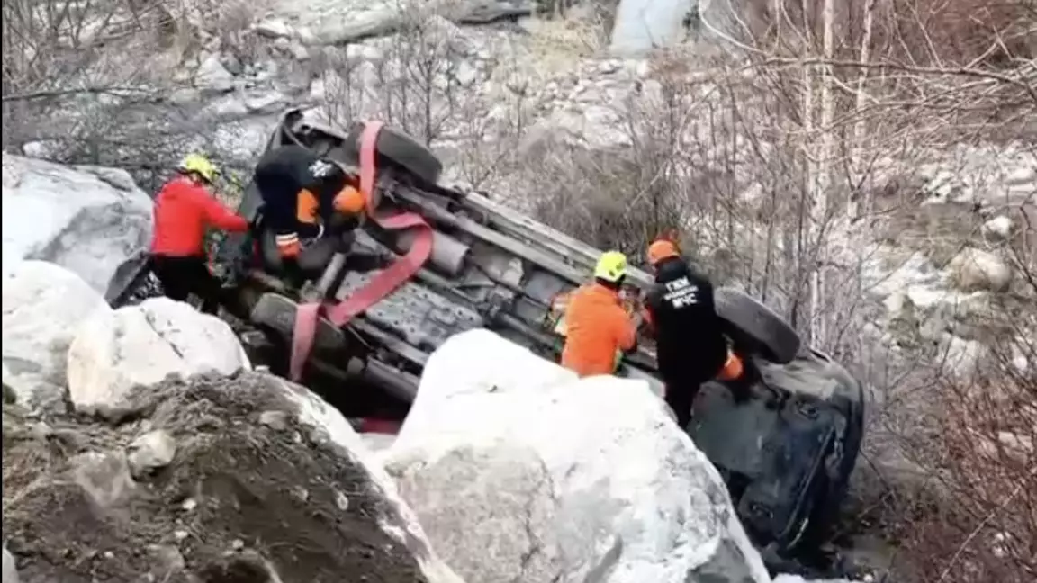 Алматыда көлік өзенге құлап кеткен