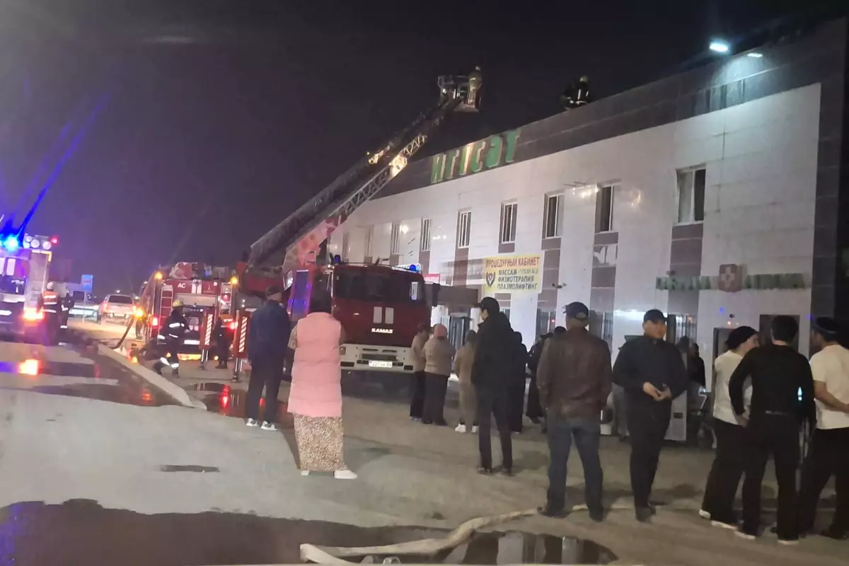 В пригороде Атырау загорелся двухэтажный магазин