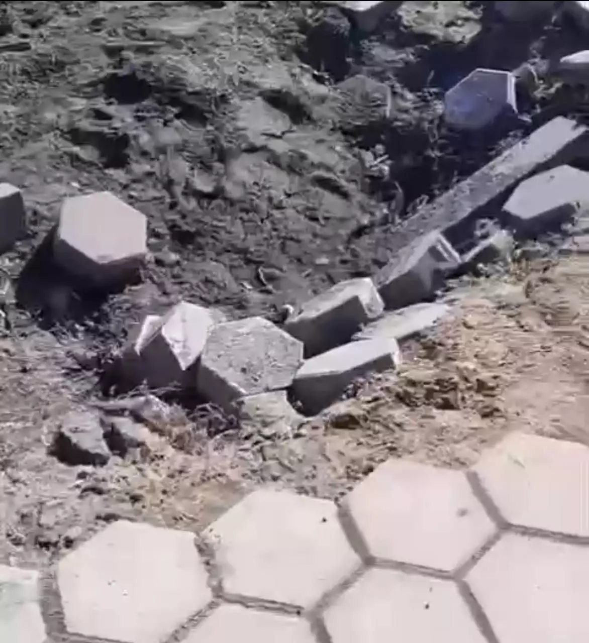 Семейде жаңа төселген жол қирап жатыр: бюджет қайда кеткен