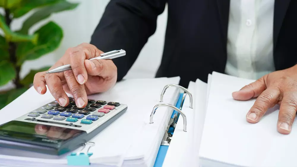 Кому по амнистии простят долги в Казахстане: сенатор рассказал о первых “списках“