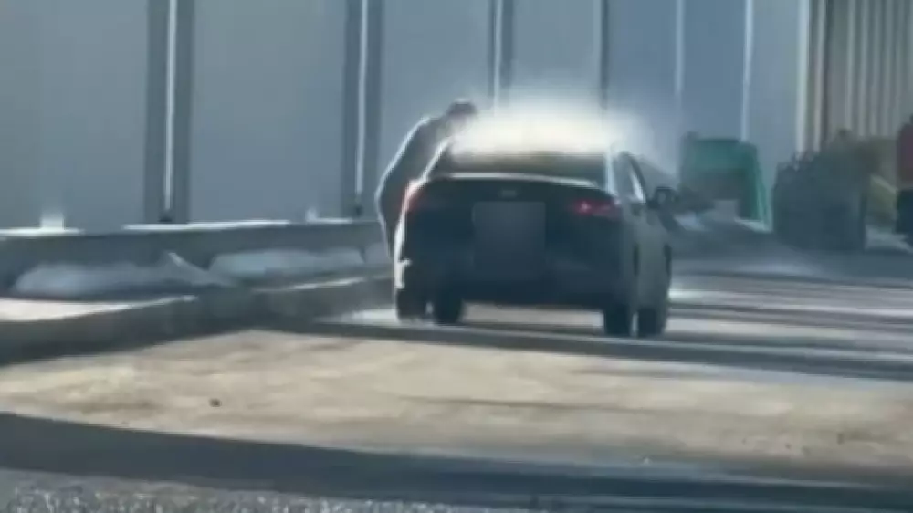 “Автомойка“ под LRT. Необычный лайфхак водителя сняли на видео в Астане