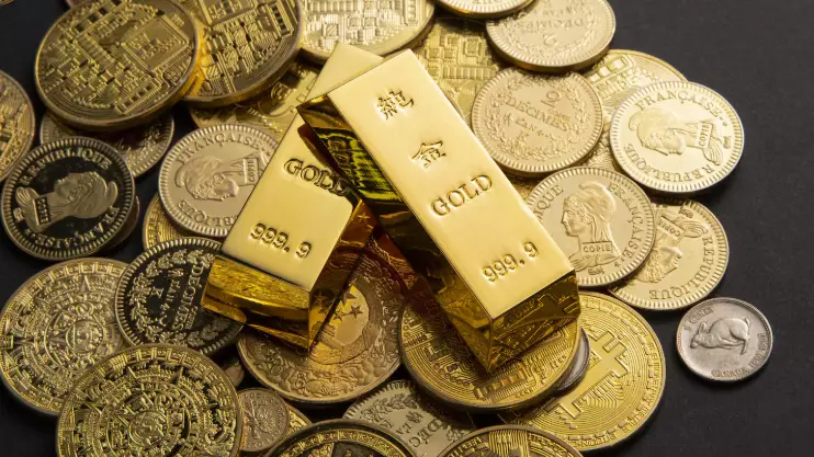 Золото выросло выше $4 000 за унцию на фоне ослабления доллара