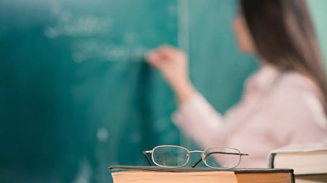 "Бұл қазақ мектебінің оқушысы мен мұғалімін шеттету емес пе?" деген белсенді ұстаз сұрау салды