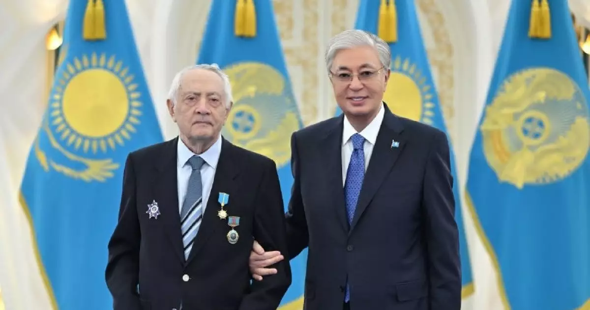   Қасым-Жомарт Тоқаев Ерванд Ильинскийге «Қазақстанның Еңбек Ері» атағын тапсырды   