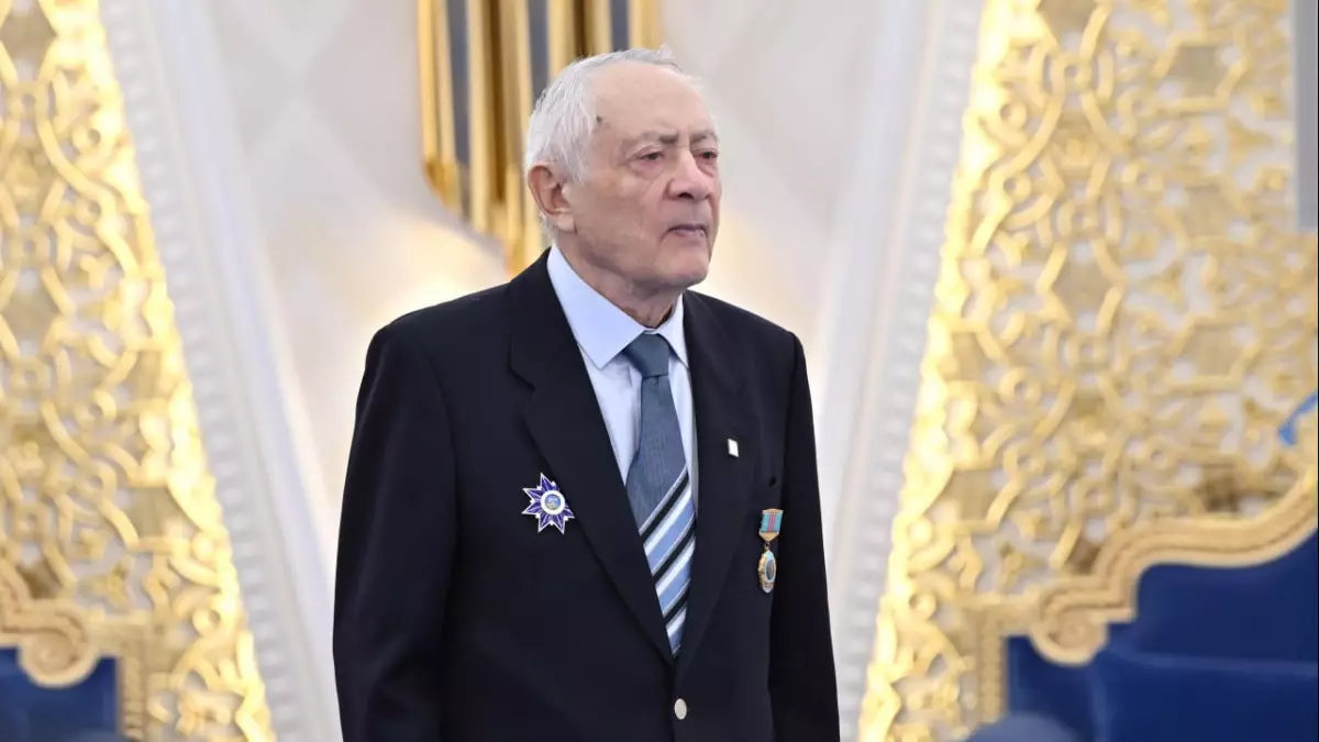 Токаев вручил высшую награду легенде альпинизма Ерванду Ильинскому