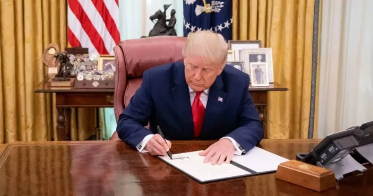  АҚШ долларында Дональд Трамптың қолтаңбасы пайда болады 