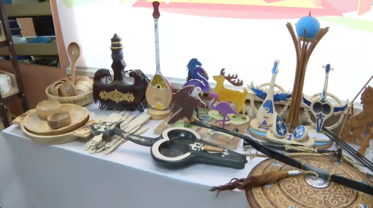 Изделия из дерева изготавливают ученики одной из столичных школ