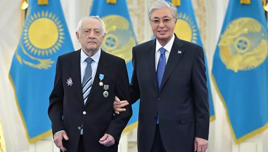 Токаев вручил «Қазақстанның Еңбек Ері» альпинисту Ерванду Ильинскому