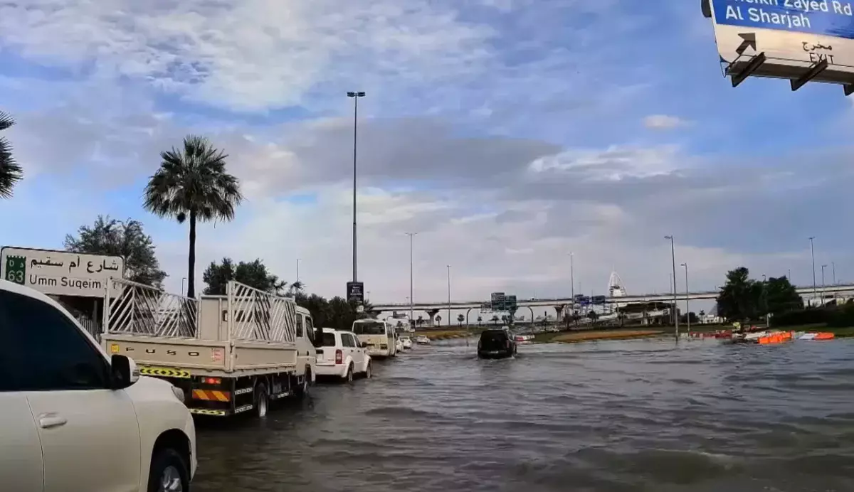 Дубай ушел под воду после ночного ливня