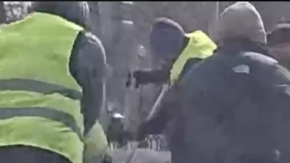 "Халықтың ақшасын суға ағызып жатыр": Павлодар тұрғындары шалшықтың үстіне асфальт төселіп жатқанын сынады