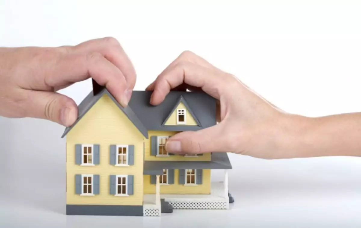 "Үйдің орнына арзан жатақхана": Ақтөбеде шенеуніктер осал топтағы адамдарға баспана үшін бөлінген ақшаны жымқырған