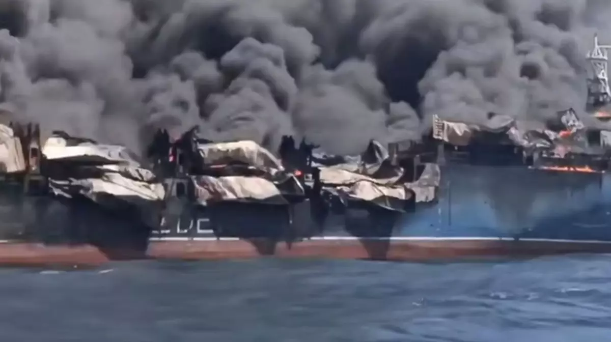 В Ормузском проливе загорелся тайский контейнеровоз: судно пыталось пройти без разрешения Ирана