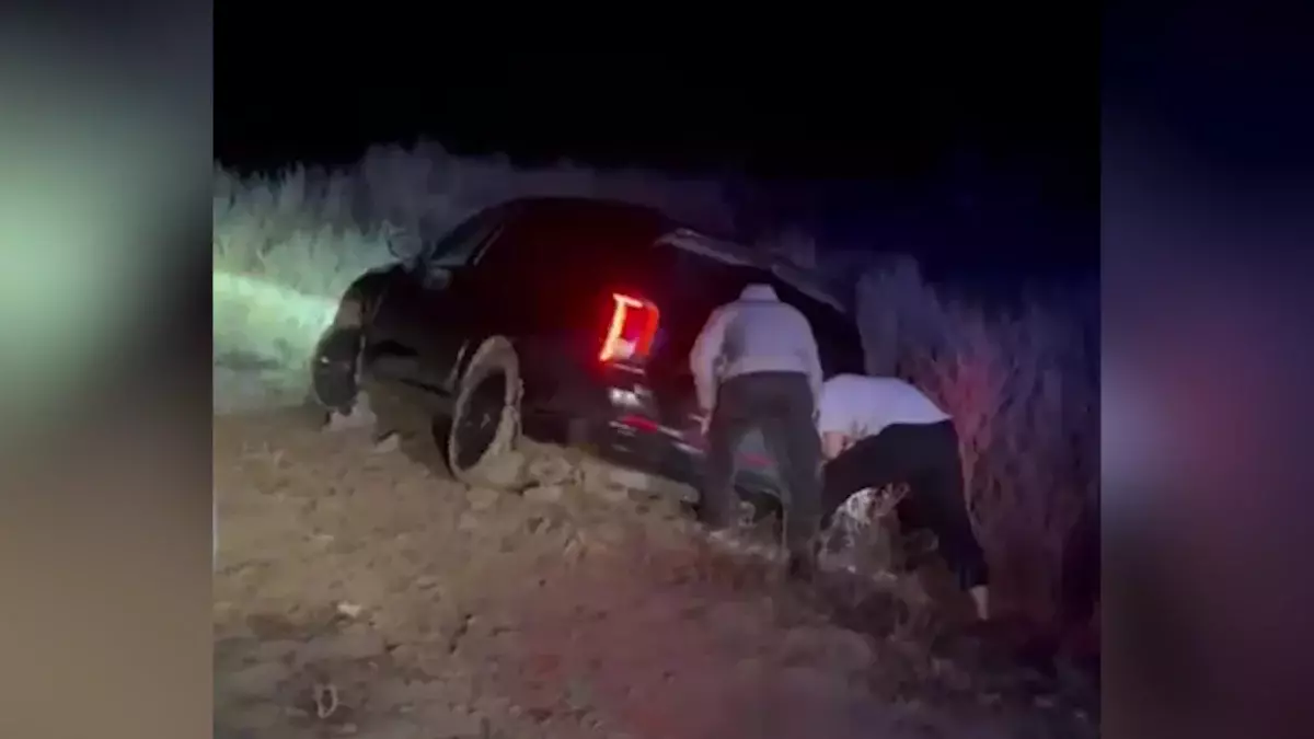 Демалыс орнына бара жатқан бір отбасының  үш көлігі батпаққа батып кетті