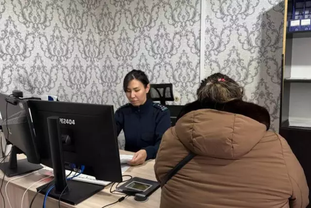 «Балаңды грантқа түсіремін»: Қарағандыда алаяқ тұрғындардан 15 млн теңге алған