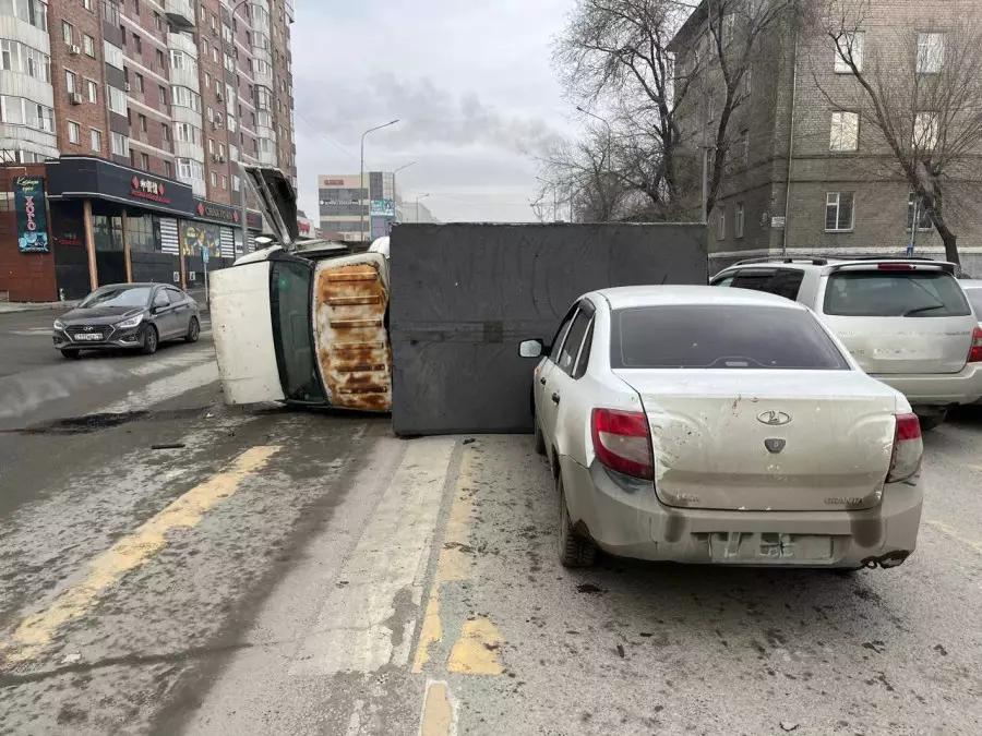 Семейдің орталығында үш көлік жол апатына ұшырады