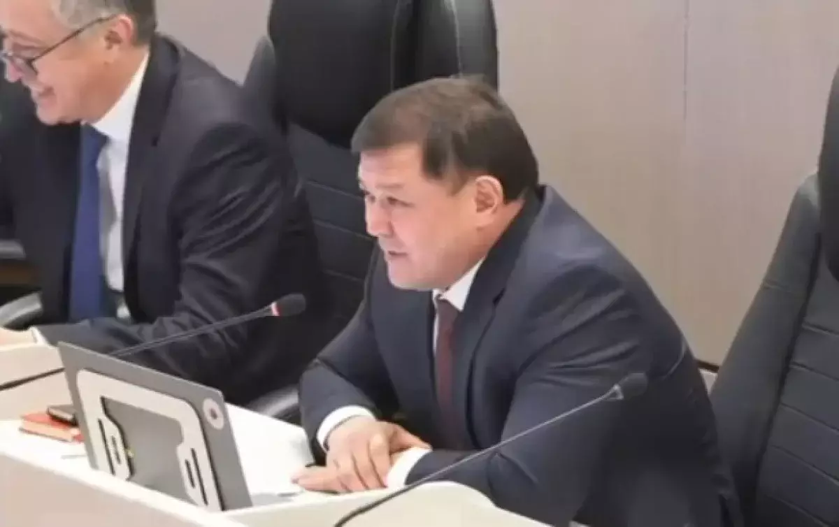 Кыргызские депутаты рассмеялись из-за слова «рахмет» вместо «рахмат»