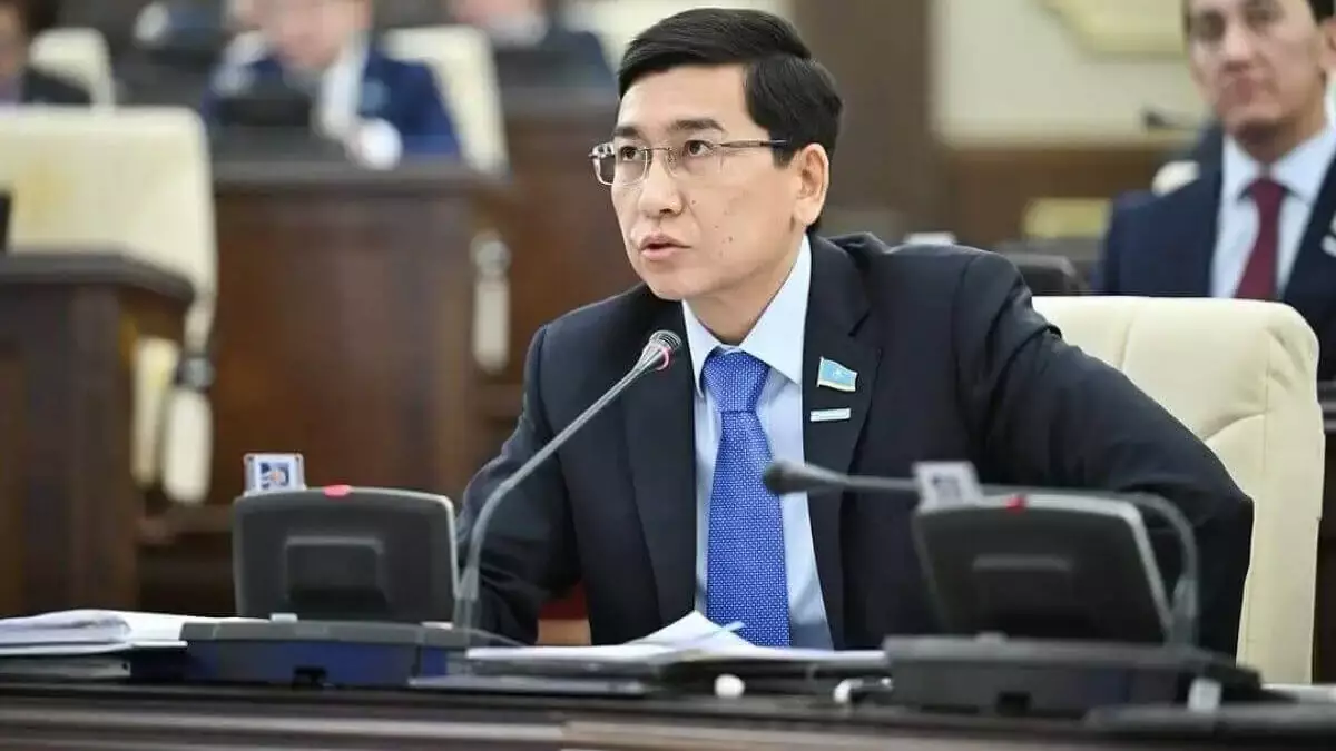 «Ақша тек жатып қалмай, жұмыс істеуі тиіс…»: Асхат Аймағамбетов зейнетақы активтері туралы тың мәлімдеме жасады