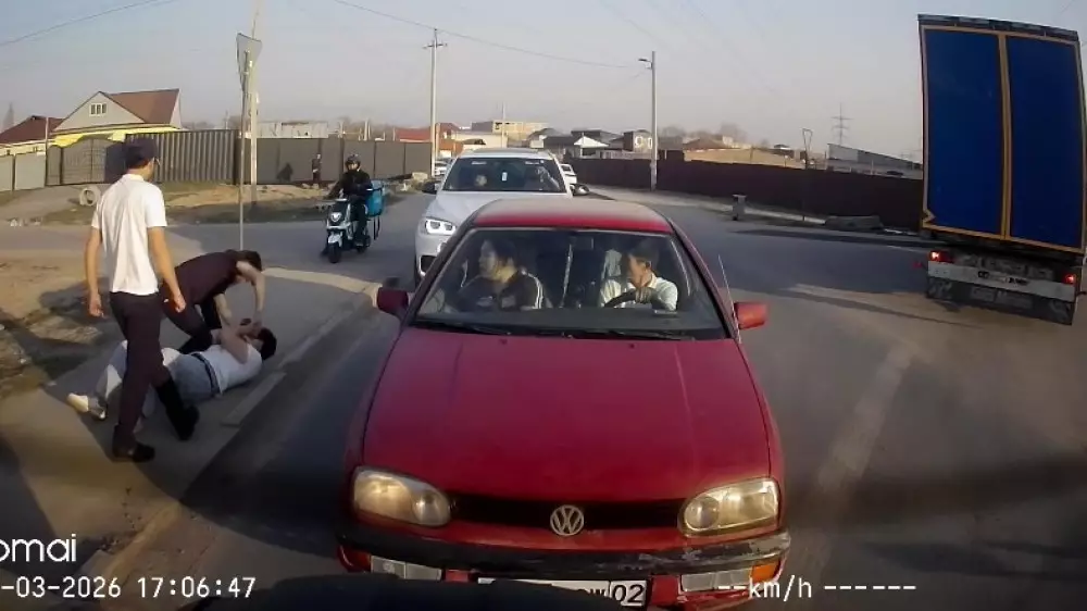 “Избили ни за что“. Нападение толпы на парня в Алматы попало на видео