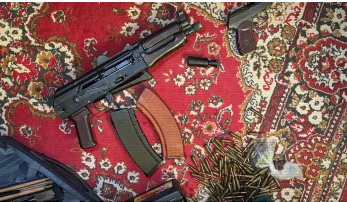 Алматыда қылмыстық топ кәсіпкерлерге қысым көрсетіп келген: Тінту кезінде олардан автомат пен оқ тәркіленді