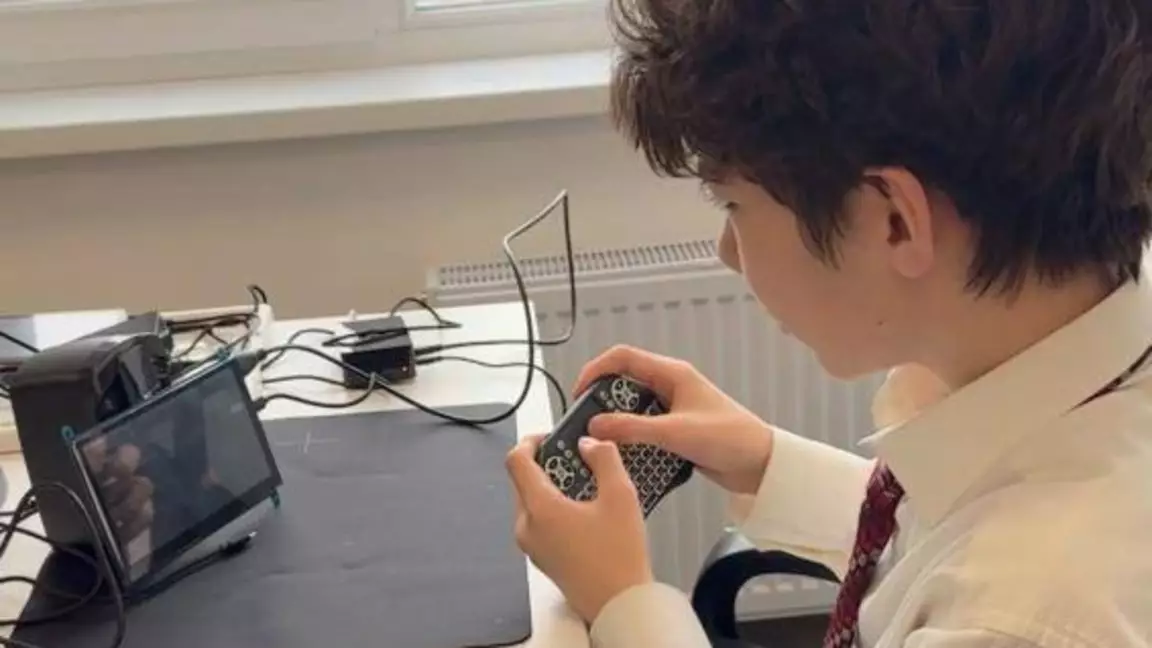 Астанада оқушы компьютер құрастырып шығарды