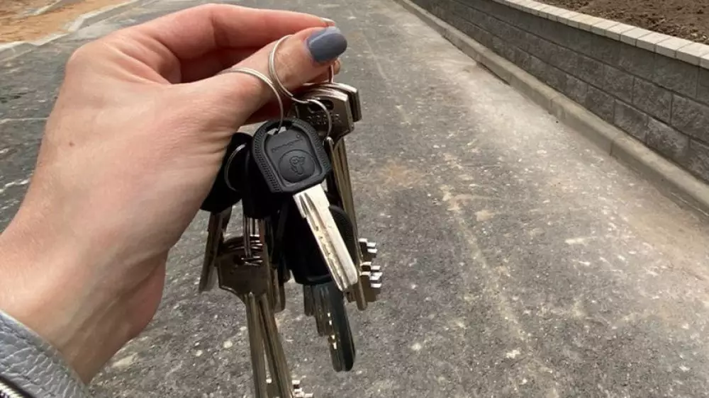 “Пәтер кілтін алыңыз“. Полиция алаяқтардың жаңа әдісі туралы ескертті