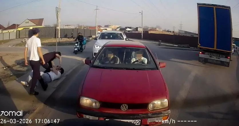 Алматыда бір топ адам жігітті себепсіз аяусыз соққыға жыққан (видео)