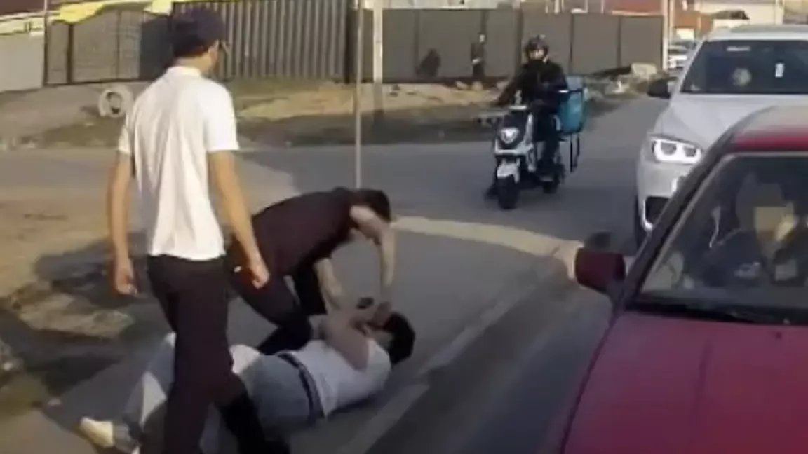 "Жүк көлігіне көмектеспек болған". Алматыда жігітті соққыға жыққандар ұсталды