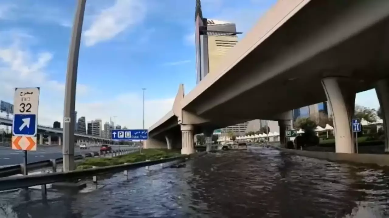 Проливные дожди в ОАЭ: за сутки выпала годовая норма осадков